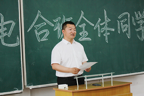 杜伟老师正在讲话