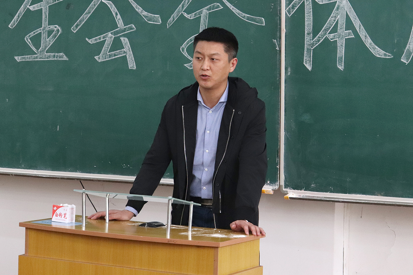 员工工作办公室陈恒阳老师上台发言