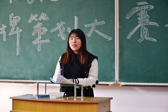 文艺部部长赵萌主持动员大会进行
