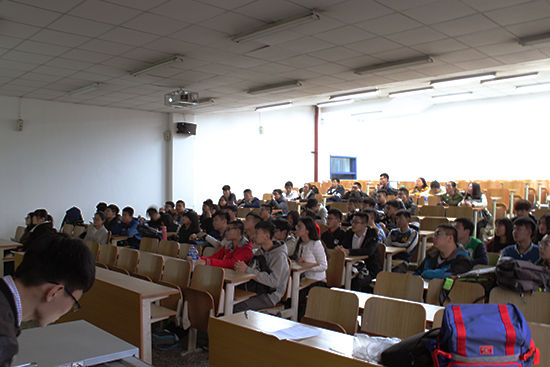 各班班委认真学习