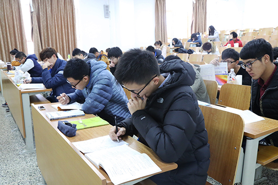 同学们正在认真解题
