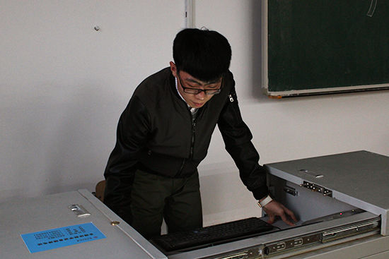 主讲人正在进行操作演示