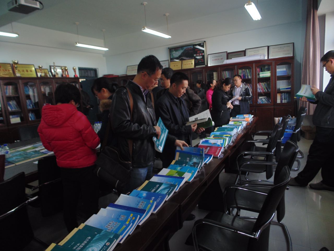 老师们仔细翻阅教材