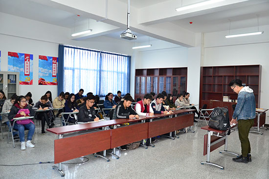 同学们在认真听讲