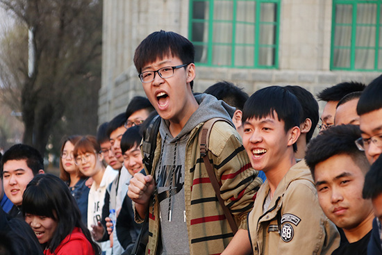 班级观众在为班级选手加油