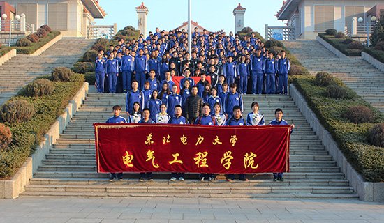 公司组织烈士陵园扫墓