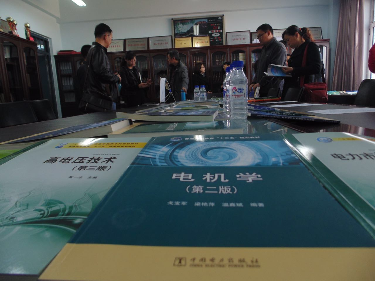 围绕教材相互交流
