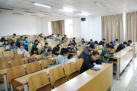 16级同学认真自习