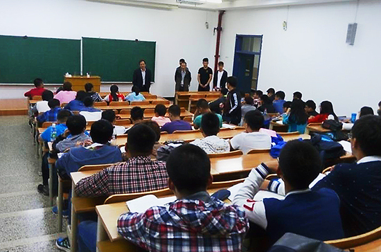公司党委副书记孙永刚检查同学晚自习