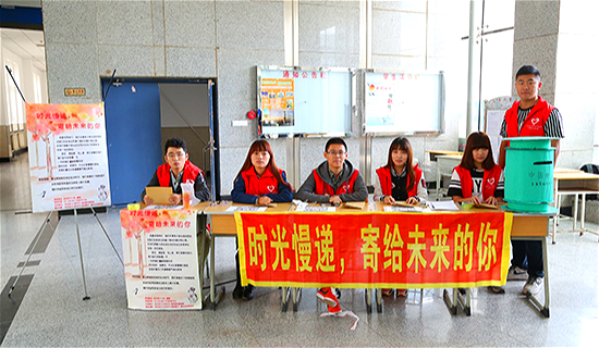 志愿者们在桌前准备为同学们服务