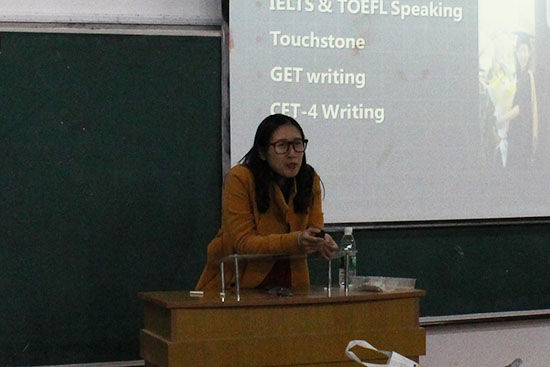 主讲人正在介绍四级学习方法