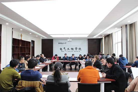 各班主任认真开会