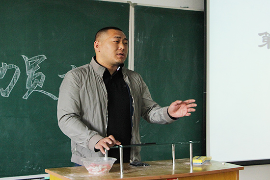 王冠霖老师向运动员们提要求并为他们加油鼓劲