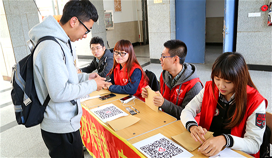同学在扫二维码参与活动
